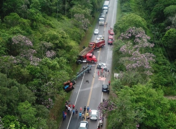 Duas pessoas morreram no local do acidente, segundo a polícia. — Foto: Imagens cedidas/Rádio Litorânea/Yuri Braz