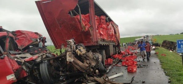 Quatro caminhões bateram na PR-323, em Sertaneja — Foto: PRE/Divulgação