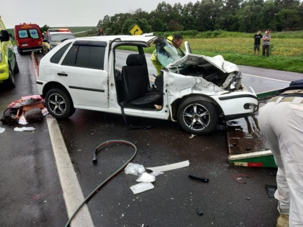 Carro precisou ser serrado para que as vítimas fossem socorridas, em Cascavel. — Foto: Divulgação/PRF