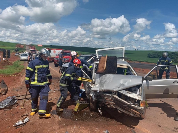 Seis pessoas ficam feridas em acidente entre dois carros na PR-323, diz Corpo de Bombeiros — Foto: Divulgação/Samu