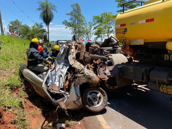 Motorista do carro morreu após acidente na PR-082, em Cianorte — Foto: PRE/Divulgação