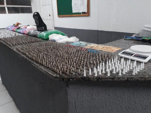 Dois irmãos foram presos com quase 900 pinos com cocaína, em São José dos Pinhais — Foto: Divulgação/PM