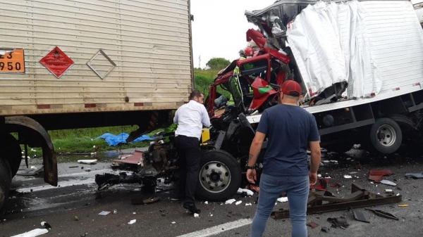 Engavetamento envolvendo quatro caminhões e um carro, em São José dos Pinhais, na Região de Curitiba, matou cinco pessoas — Foto: Divulgação/PRF