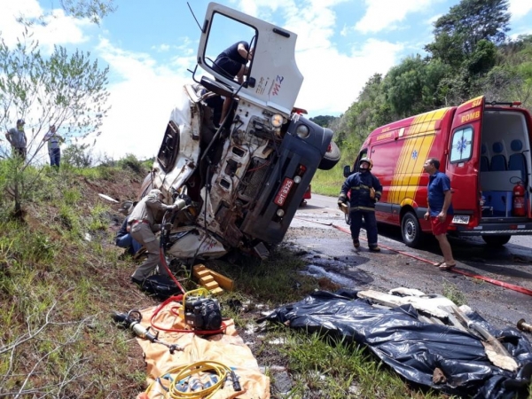 Acidente aconteceu na PR-562, em Coronel Vivida — Foto: Imagens cedidas/ Valdenir Lima /Rádio Vicente Pallotti