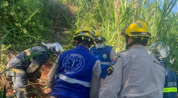 A vítima fatal foi ejetada do veículo (Foto: Tarobá News )