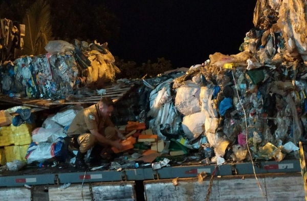Droga estava escondida em meio a carga de materiais recicláveis — Foto: Imagens cedidas/Portal Costa Oeste