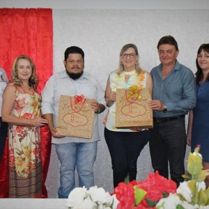 Momento da entrega dos presentes aos conselheiros da gestão passada. (Foto: Portal Nova Santa Rosa)