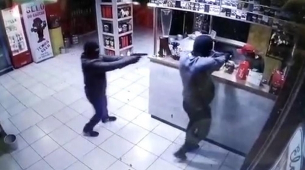 Câmeras de segurança flagraram momento em que dois homens invadiram tabacaria, em Marialva. — Foto: Reprodução/RPC