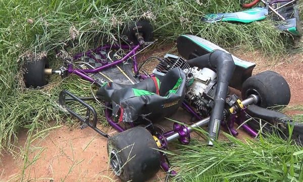 Kart usado pela vítima ficou destruído — Foto: RPC/Reprodução