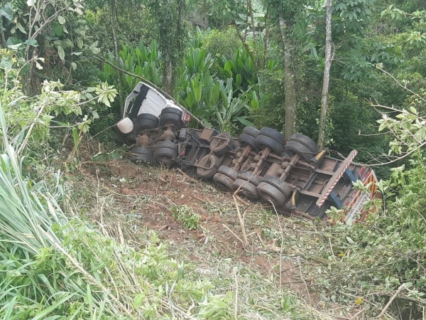 Caminhão saiu da pista, caiu em barranco e tombou, em Paranaguá. — Foto: Divulgação/PRF