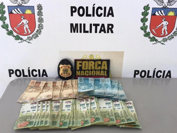 Segundo a PF, foram apreendidos 50 mil pesos argentinos e R$ 2 mil com o suspeito — Foto: PF/Divulgação