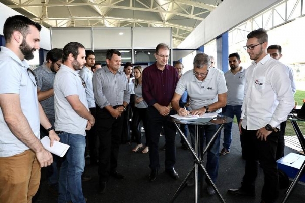 AssinaturaStac: O diretor superintendente do Parque Tecnológico, general Eduardo Garrido, assina contrato entre a incubada Stac e a Copagril.  (Foto: Kiko Sierich)