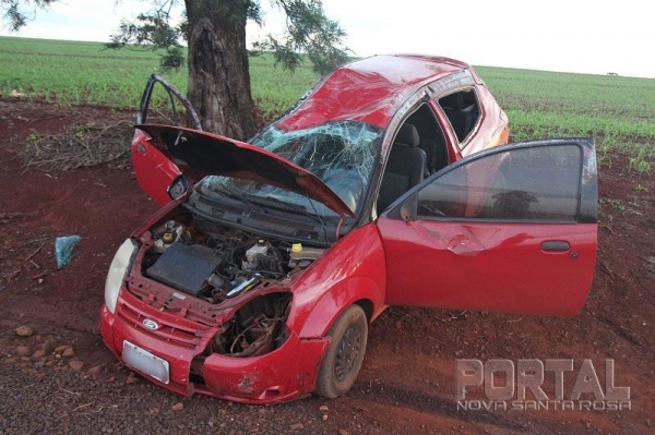 O Ford Ka ficou destruído(Fotos: Portal Nova Santa Rosa)
