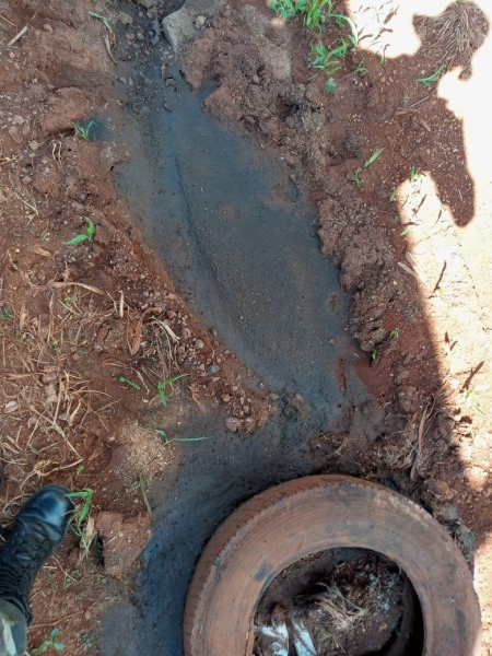 Os resíduos eram despejados em uma valeta que seguiam um direção a um percurso de água que desaguava no Rio Douradinho.(Foto: Polícia Ambiental)