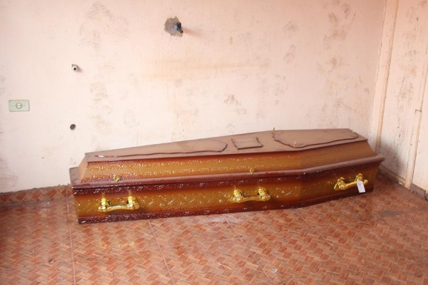 Caixão encontrado pelos policiais chamou a atenção. (Foto: Portal Nova Santa Rosa)