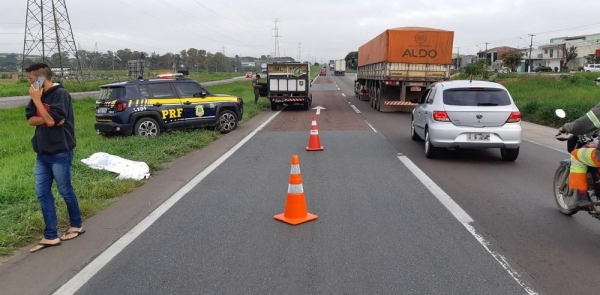 Jovem morre atropelado ao tentar atravessar BR-376 — Foto: Divulgação/PRF