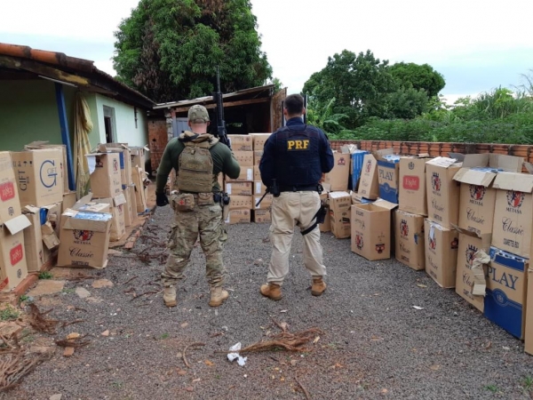 A moradora foi detida e responderá pelo crime de contrabando.(Fotos: PRF/Divulgação)