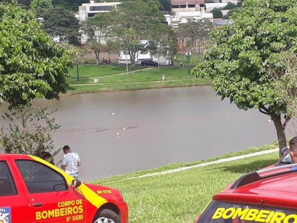 Bombeiros fazem buscas por homem no Lago Aratimbó, um dos cartões postais de Umuarama — Foto: Corpo de Bombeiros/Divulgação