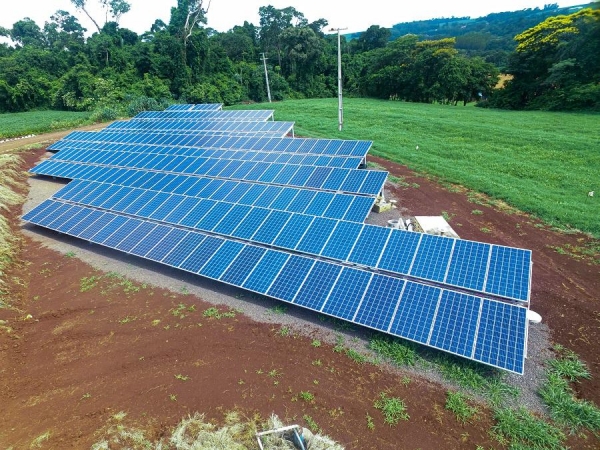 A equipe da E-gera instalou 300 placas 335W em estrutura de solo.(Foto: Divulgação)