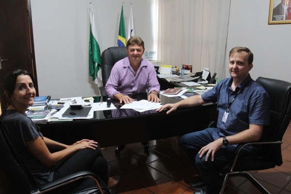 Na foto a secretária de Administração e Planejamento, Leila Schach Sudbrack; prefeito, Norberto Pinz e representante do Instituto Brasileiro de Geografia e Estatística (IBGE) de Toledo, Marcelo Berwanger. (Foto: Assessoria)