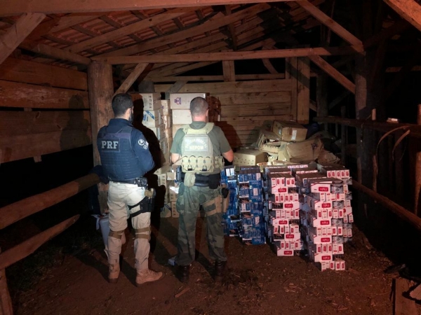 A ação resultou na apreensão de 90 mil carteiras de cigarros contrabandeados do Paraguai.(Foto: PRF)