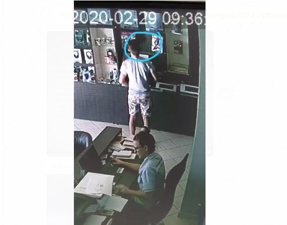 Momento em que o rapaz furta um equipamento da loja. (Foto: Divulgação/PM)