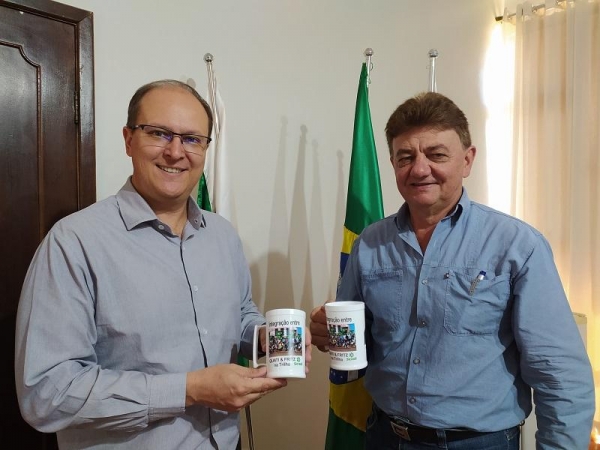 Gerente do Sicredi, Vanderlei Hertz (a esquerda) e o  Prefeito , Norberto Pinz.(Foto: Assessoria)