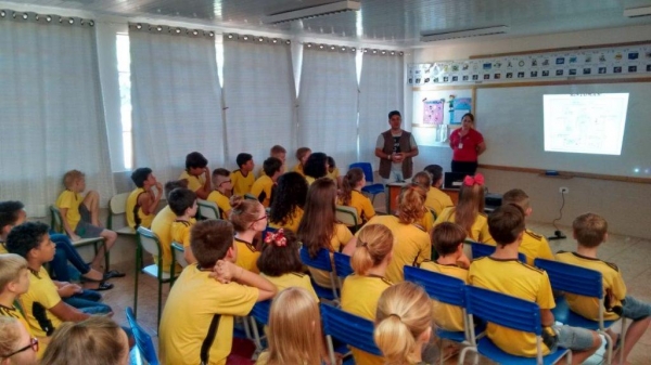 O objetivo foi alertar os moradores, direção das escolas e alunos sobre a proliferação da dengue. (Foto: Assessoria)