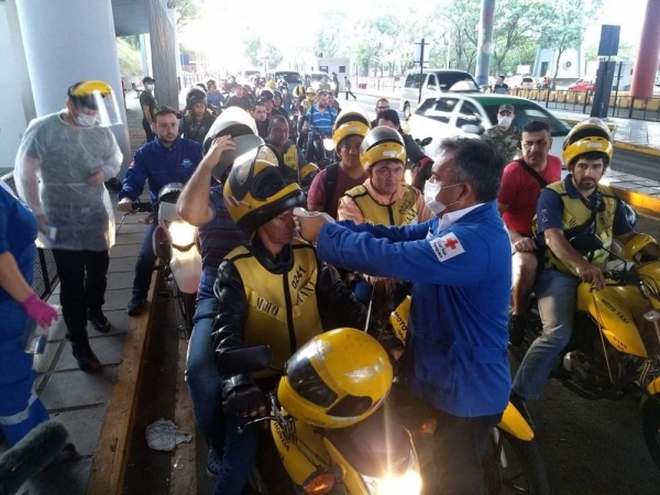 Autoridades da saúde paraguaia continuam verificando a temperatura daqueles que entrarão no país, na Ponte da Amizade, em Foz do Iguaçu — Foto: William Brisida/RPC