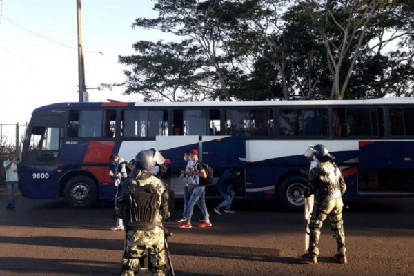 Os paraguaios que estavam voltando ao país foram barrados quando tentaram atravessar a Ponte da Amizade. (Foto: Arquivo Última Hora)