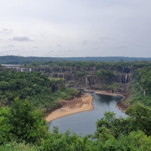 Paredões de rocha chamam estão expostos e chamam a atenção, no Parque Nacional do Iguaçu — Foto: Cassiano Rolim/RPC