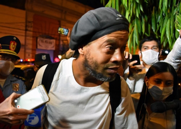 Ronaldinho deixa prisão no Paraguai — Foto: Norberto Duarte/AFP