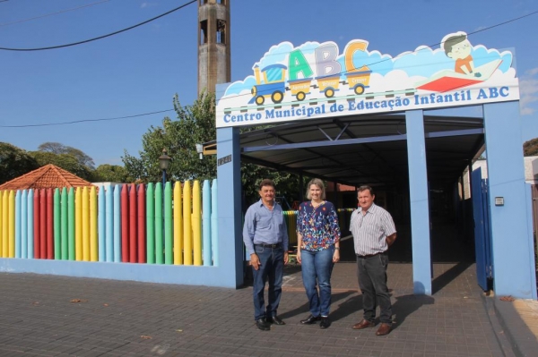 O prefeito, Norberto Pinz e o vice-prefeito, Noedi Hardt estiveram recentemente visitando o CMEI ABC. (Foto: Assessoria)