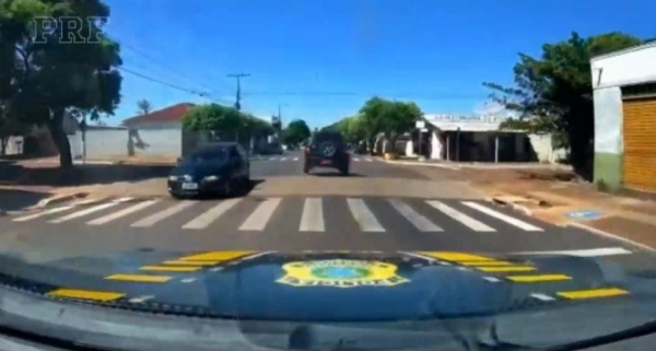 A PRF iniciou uma perseguição ao veículo. (Fotos: PRF)