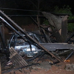 Incêndio registrado em agosto na garagem desta mesma residência. (Foto: Portal Nova Santa Rosa)