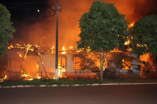 A casa mista foi destruída pelas chamas.(Fotos: Portal Nova Santa Rosa)
