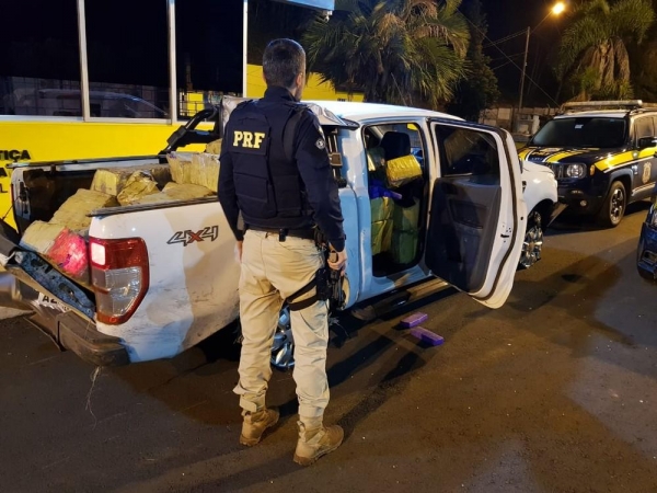 PRF encontrou 113 tabletes de maconha dentro do veículo roubado — Foto: PRF/Divulgação