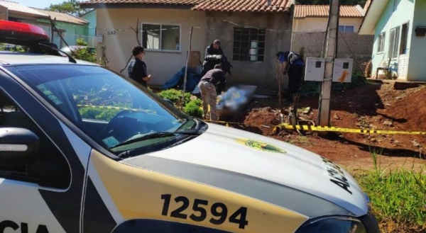 O IML esteve no local para procedimentos com o corpo, a criminalística investigou o local do crime. (Foto: Portal Beltrão)
