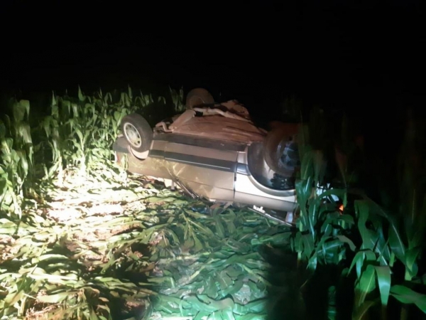 Veículo tombado. (Fotos: PRF)