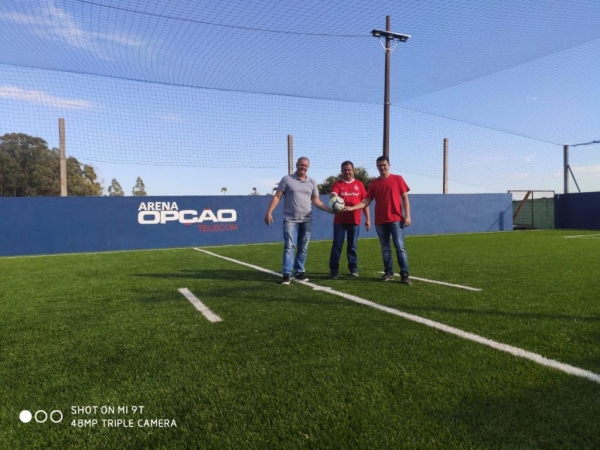 Na foto, o presidente do Clube Internacional, Nei Gross e os Diretores da Empresa Opção Telecom Adir Modes e Éder Zamignam.(Foto: Divulgação)
