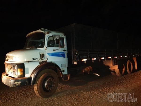 Foram apreendidos 03 caminhões Mercedes Benz 1113 e 01 pick-up Fiat Strada. (Fotos: Polícia Federal)