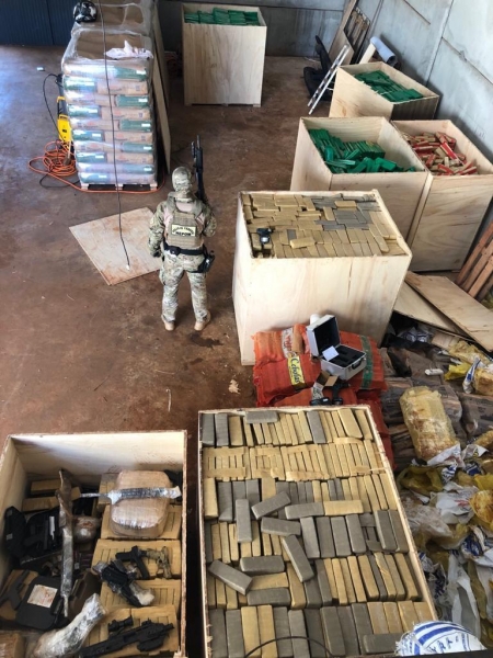 A estrutura utilizada para o contrabando de cigarros, agrotóxicos e outros produtos também serve para o tráfico internacional de drogas, armas e munições.(Fotos: Polícia Federal)