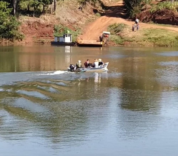 Bombeiros fazem buscas pelo jovem no Rio Piquiri — Foto: Carlos Corujinha/Arquivo Pessoal