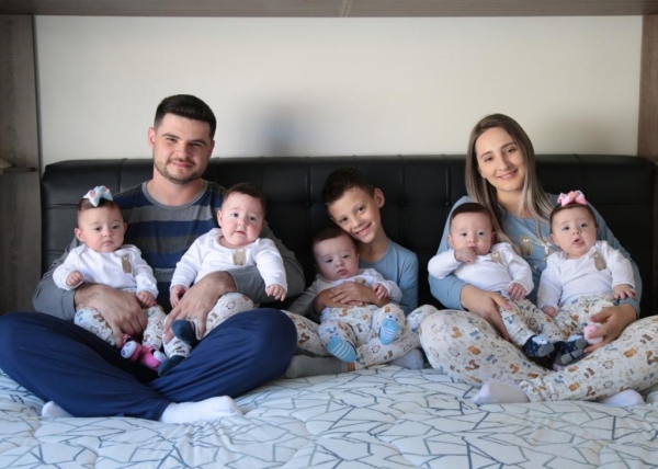 Luis Fernando e Anieli com os filhos em casa — Foto: Luis Fernando Araújo/Arquivo Pessoal