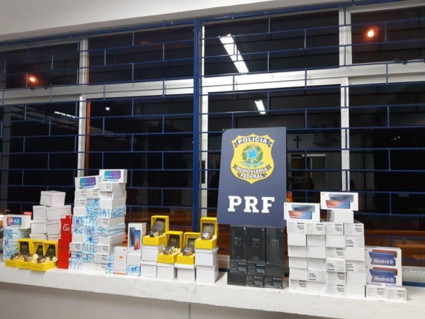 No Paraná, no primeiro dia de operação, a PRF apreendeu 257,7 quilos de maconha, uma pistola 9 mm, 15 munições calibre 9 mm, 116 celulares e 15 relógios.(Fotos: PRF)
