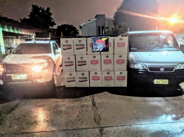 Van e cigarros apreendidos (Divulgação, Choque)