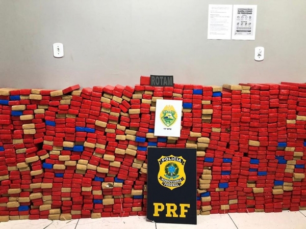 Policiais apreenderam mais de mil tabletes da droga — Foto: PM/Divulgação