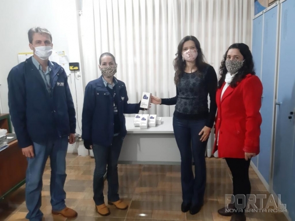 Momento em que a diretora, Andréia Ana Philippsen Weber, recebe os aparalhos da equipe da I.RIEDI.(Fotos: Assessoria)