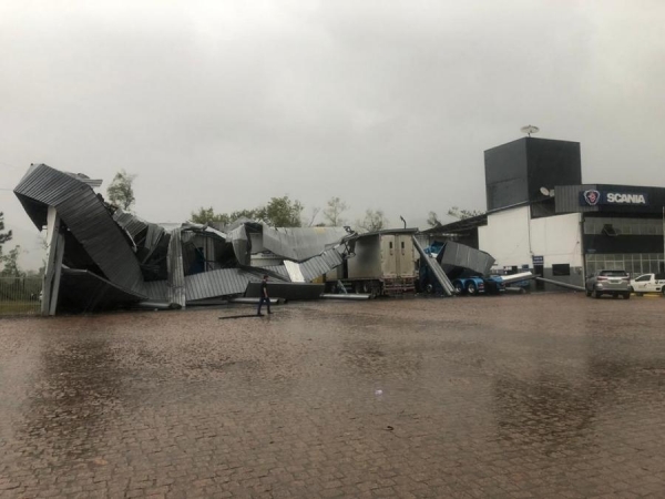 Empresa em Rio do Sul, no Vale do Itajaí, ficou destelhada após a ventania (Foto: Arquivo pessoal )