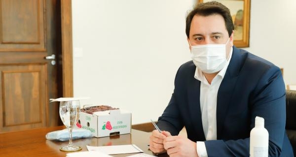 Ratinho Jr: governador decidiu fazer teste após assessor ter constatado contaminação (Foto: Rodrigo Felix Leal/AENPr)